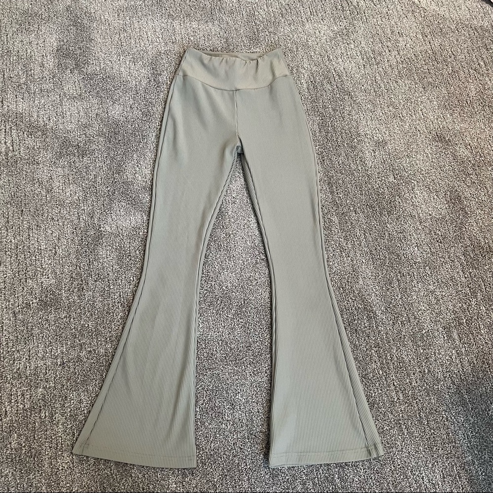 Cute Gray Ribbed Flare Leggings